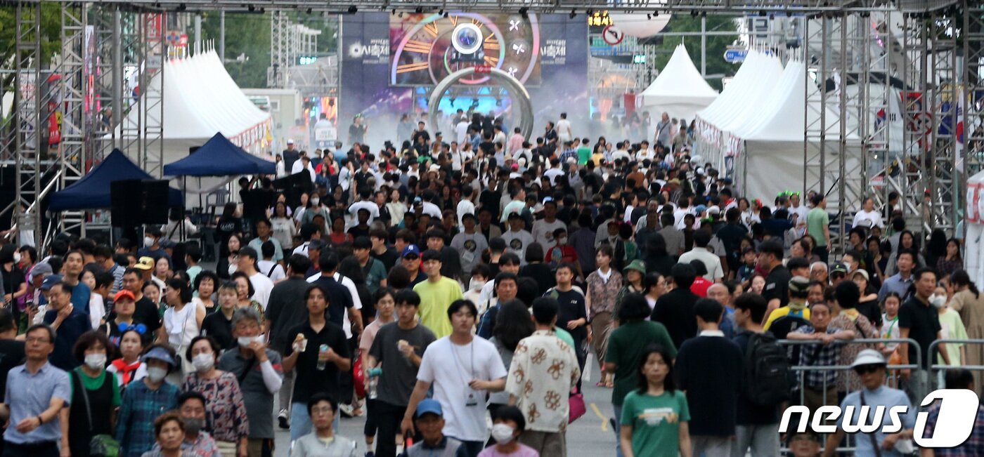 본문 이미지 - 2023년 8월17일 대전 중구 은행동과 대전역 일대에서 진행된 '0시 축제' 폐막식에서 관람객들이 축제를 즐기고 있다. 2023.8.17/뉴스1 ⓒ News1 김기태 기자