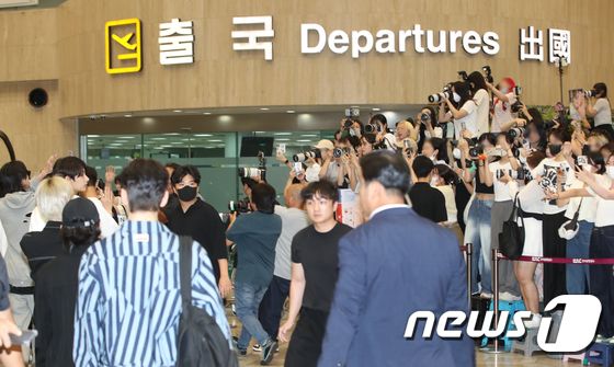 세븐틴이 일본 일정을 위해 17일 오후 김포국제공항에 도착해 팬의 환호를 받으며 출국장으로 이동하고 있다. © News1 권현진 기자