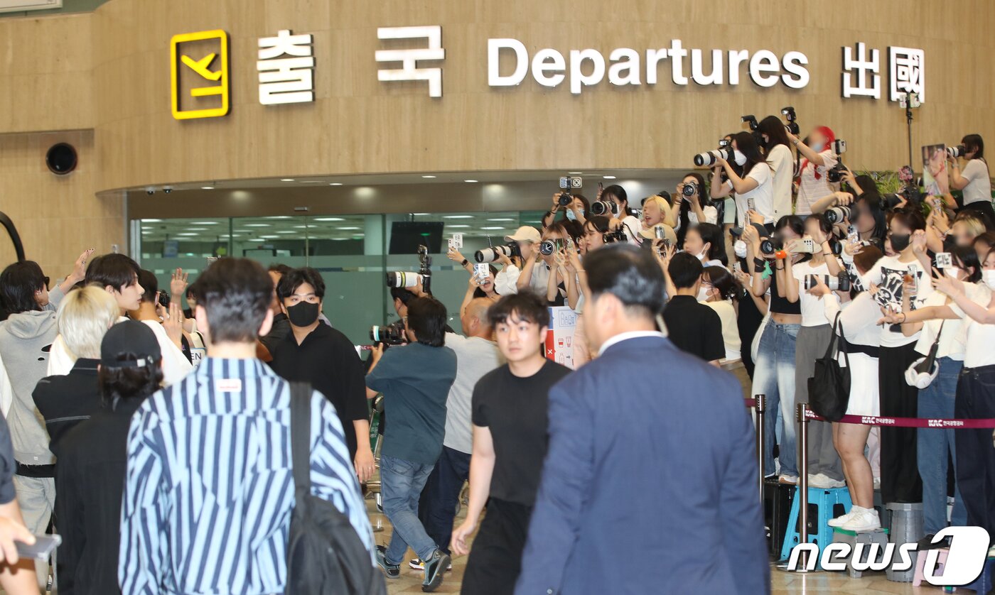 본문 이미지 - 세븐틴이 일본 일정을 위해 17일 오후 김포국제공항에 도착해 팬의 환호를 받으며 출국장으로 이동하고 있다. ⓒ News1 권현진 기자