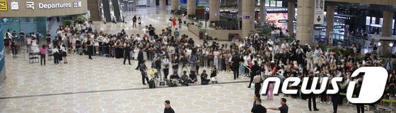 17일 오후 김포국제공항은 세븐틴의 출국 모습을 보기 위해 모인 팬으로 북적이고 있다. © News1 권현진 기자