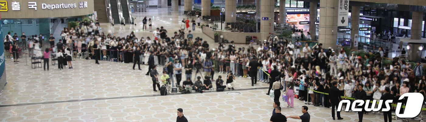 본문 이미지 - 17일 오후 김포국제공항은 세븐틴의 출국 모습을 보기 위해 모인 팬으로 북적이고 있다. ⓒ News1 권현진 기자