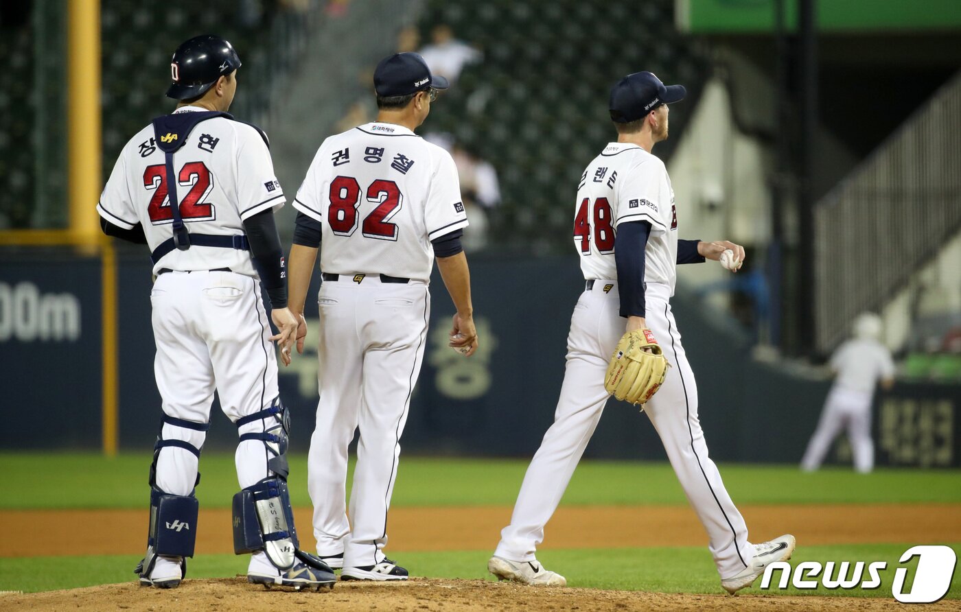 본문 이미지 - 17일 서울 송파구 잠실야구장에서 열린 프로야구 '2023 신한은행 SOL KBO리그' KT 위즈와 두산 베어스의 경기, 두산 선발 브랜든이 5회초 무사 1루 상황에서 KT 알포드에게 1타점 2루타를 허용한 후 강판 당하고 있다. 2023.8.17/뉴스1 ⓒ News1 김성진 기자
