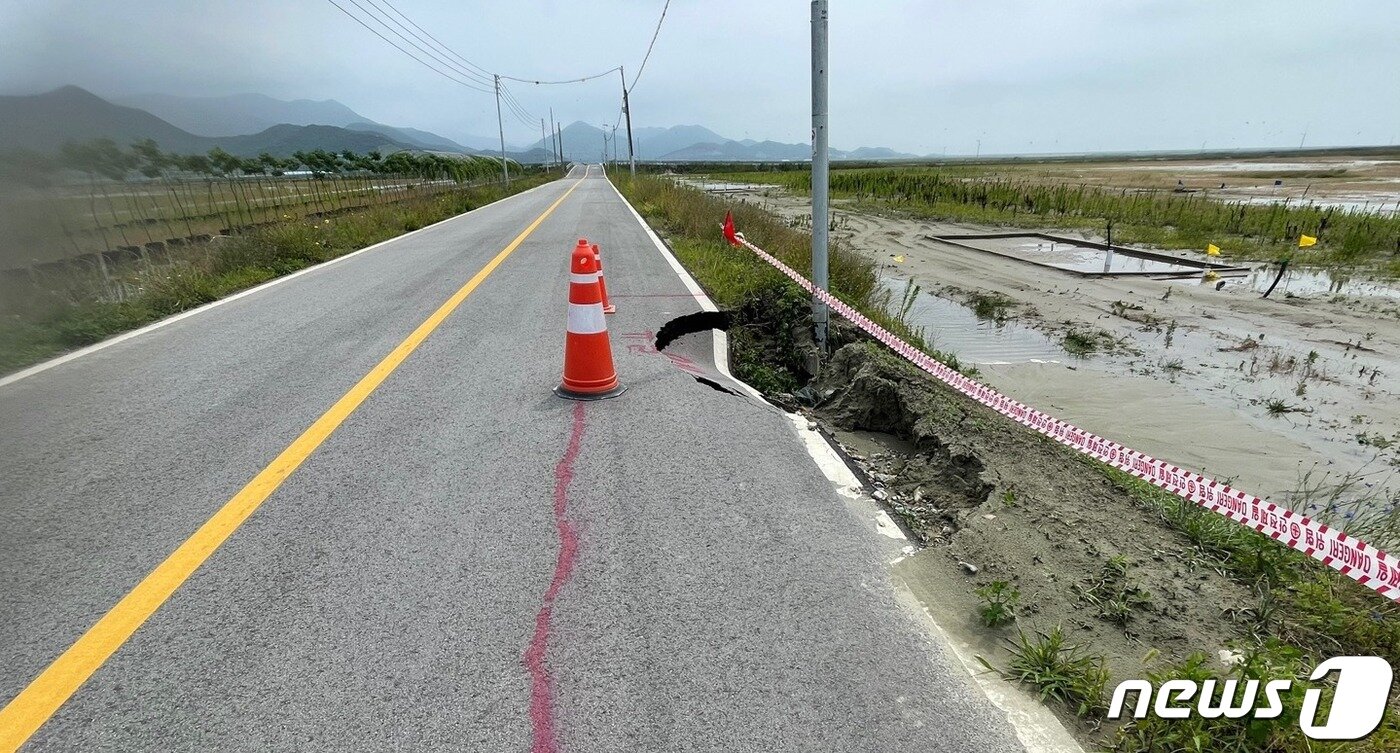 본문 이미지 - 새만큼 세계스카우트 잼버리 부지에 통신주 설치 후 복구공사가 미흡한 모습(홍문표 의원실 제공).