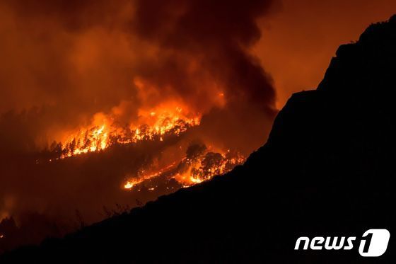 16일(현지시간) 스페인 서부 소브라딜로의 산이 붉은 화염에 휩싸였다. 2023.08.17/ © AFP=뉴스1 © News1 권진영 기자