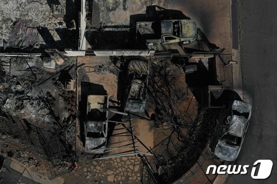 17일(현지시간) 대형 산불이 발생한 하와이 마우이 섬 라하이나에서 불에 타고 파손된 차량이 보인다. 2023.8.18 © AFP=뉴스1 © News1 우동명 기자