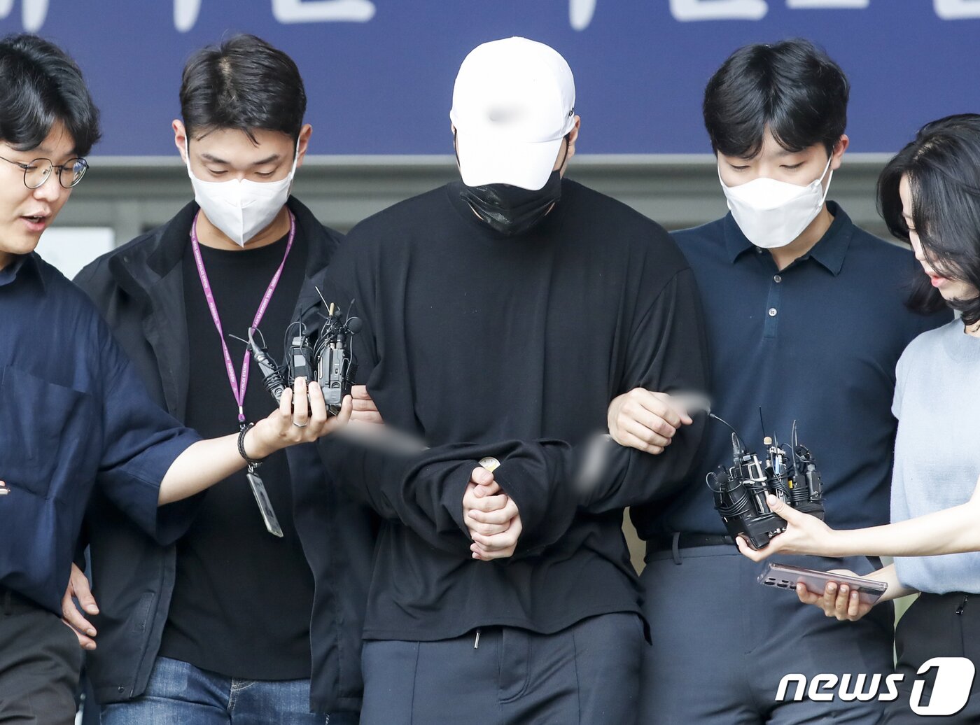본문 이미지 - 향정신성의약품을 투약한 채 롤스로이스 차량을 몰다 행인을 치어 중상을 입힌 20대 남성 A씨가 18일 오전 검찰로 송치되기 위해 서울 강남구 강남경찰서에서 호송차로 향하고 있다. 2023.8.18/뉴스1 ⓒ News1 김도우 기자