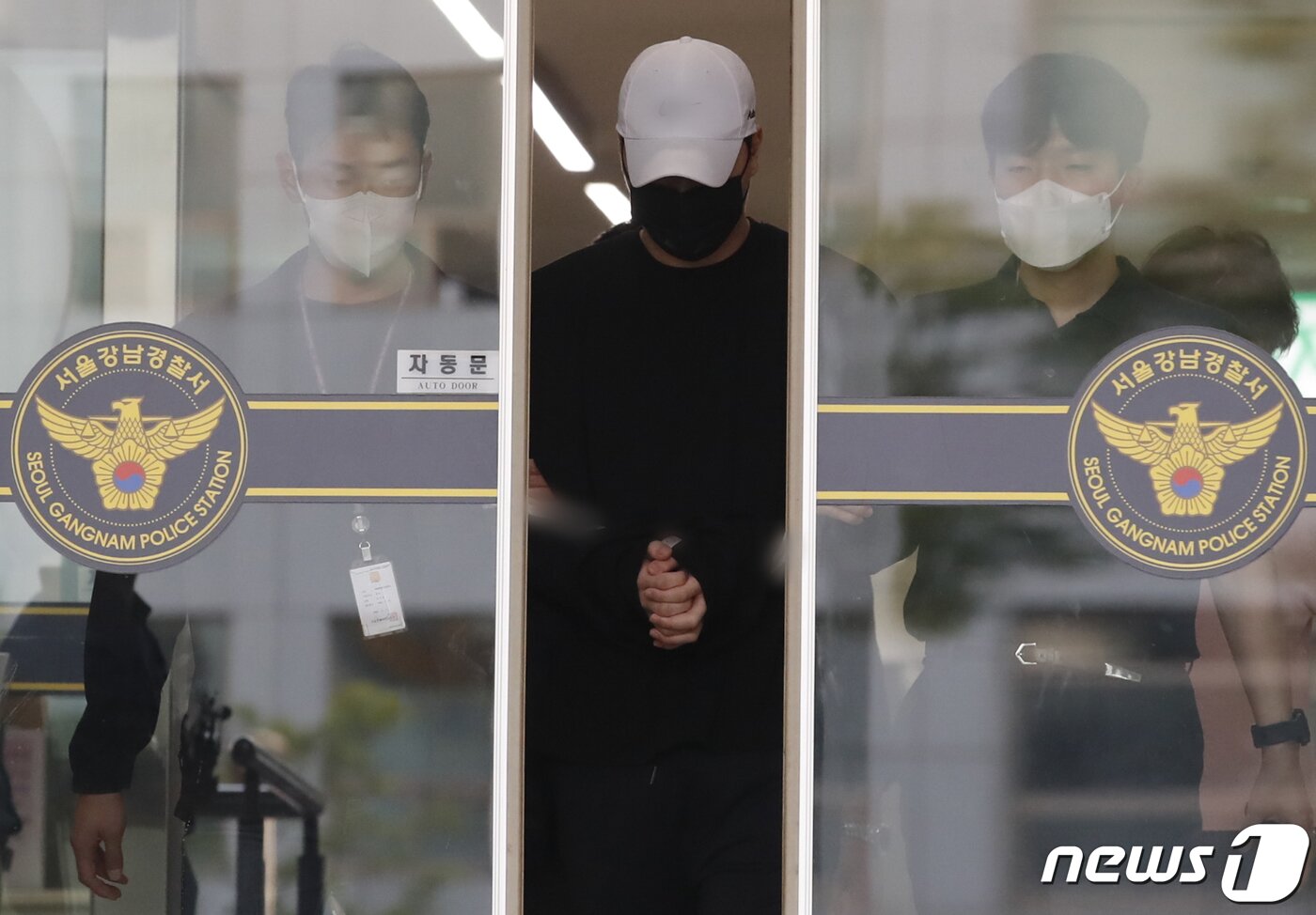 본문 이미지 - 향정신성의약품을 투약한 채 롤스로이스 차량을 몰다 행인을 치어 중상을 입힌 20대 남성 A씨가 18일 오전 검찰로 송치되기 위해 서울 강남구 강남경찰서에서 호송차로 향하고 있다. 2023.8.18/뉴스1 ⓒ News1 김도우 기자