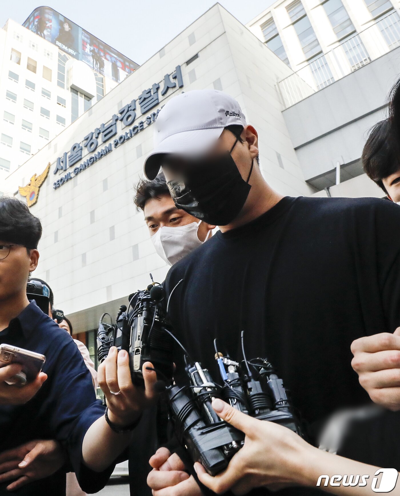 본문 이미지 - 향정신성의약품을 투약한 채 롤스로이스 차량을 몰다 행인을 치어 중상을 입힌 20대 남성 A씨가 18일 오전 검찰로 송치되기 위해 서울 강남구 강남경찰서에서 호송차로 향하고 있다. 2023.8.18/뉴스1 ⓒ News1 김도우 기자
