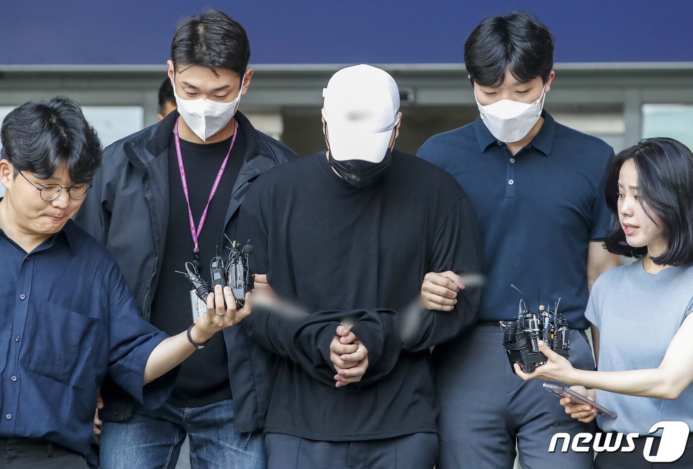 본문 이미지 - 향정신성의약품을 투약한 채 롤스로이스 차량을 몰다 행인을 치어 중상을 입힌 20대 남성 A씨가 18일 오전 검찰로 송치되기 위해 서울 강남구 강남경찰서에서 호송차로 향하고 있다. 2023.8.18/뉴스1 ⓒ News1 김도우 기자