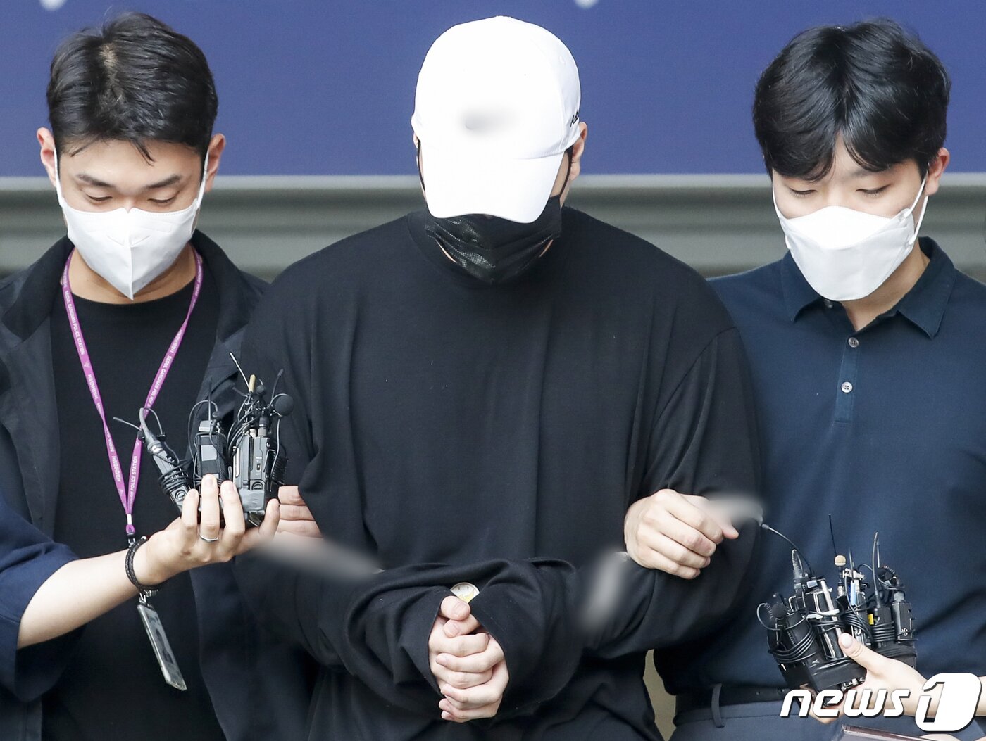 본문 이미지 - 향정신성의약품을 투약한 채 롤스로이스 차량을 몰다 행인을 치어 중상을 입힌 20대 남성 A씨가 18일 오전 검찰로 송치되기 위해 서울 강남구 강남경찰서에서 호송차로 향하고 있다. 2023.8.18/뉴스1 ⓒ News1 김도우 기자