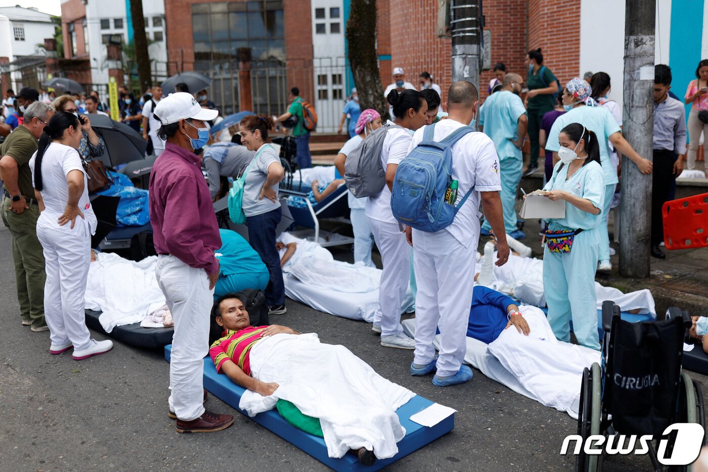 본문 이미지 - 17일(현지시간) 콜롬비아 수도 보고타 인근에서 규모 6.3 지진이 발생하자 비야비센시오의 프리마베라 병원 관계자들이 환자를 건물 밖으로 대피시켰다. 2023.8.17. ⓒ 로이터=뉴스1 ⓒ News1 김성식 기자