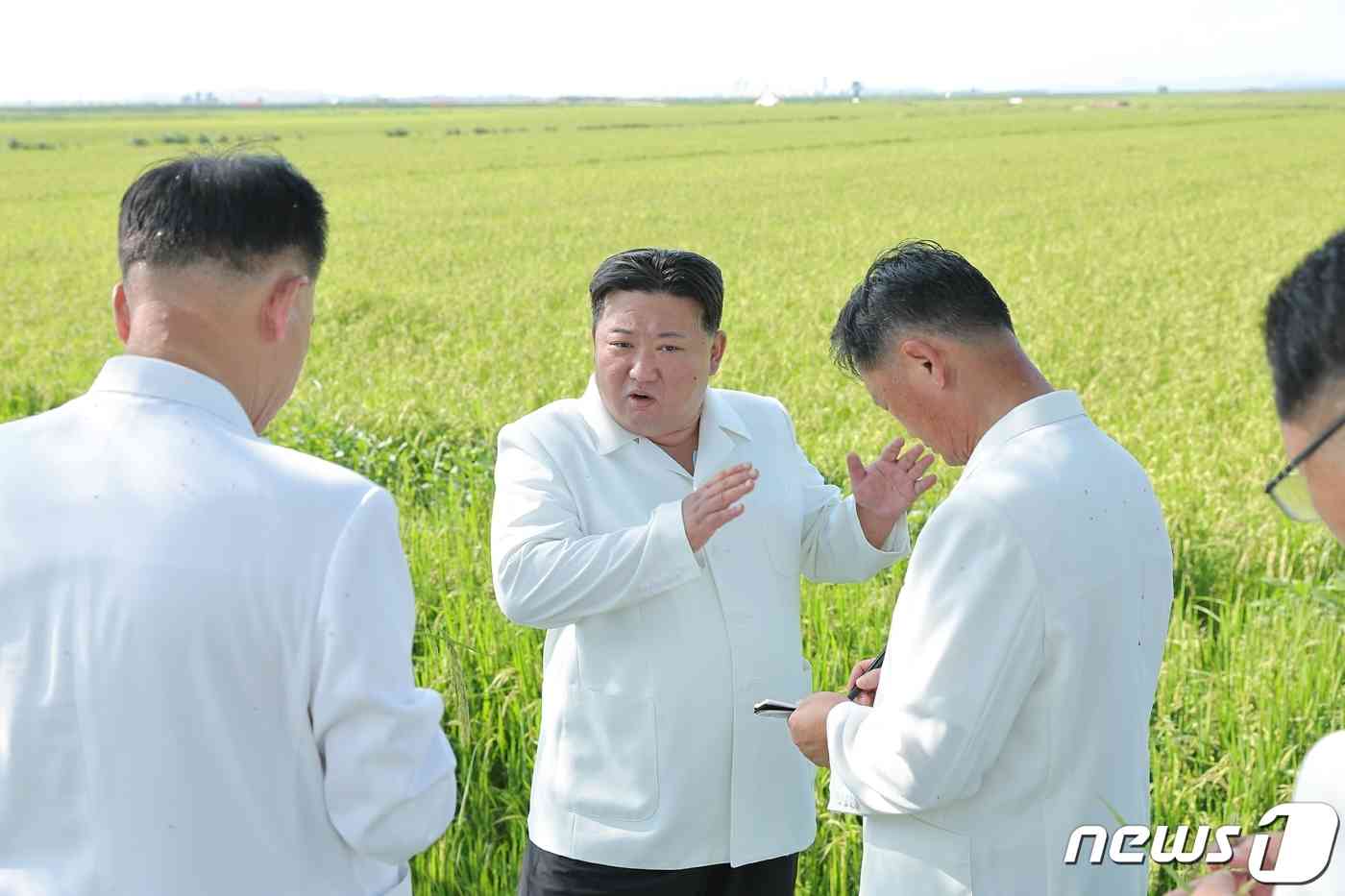 (평양 노동신문=뉴스1) = 북한 김정은 노동당 총비서가 강원도 안변군 오계농장과 월랑농장을 돌아보며 