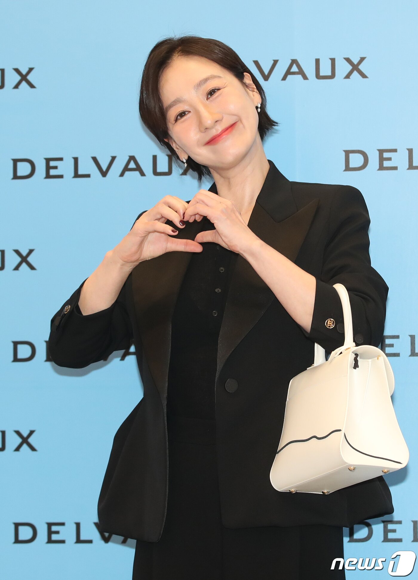 본문 이미지 - 배우 이미연이 18일 오전 서울 강남구 신세계백화점에서 열린 한 포토 행사에서 하트를 그리고 있다. ⓒ News1 권현진 기자