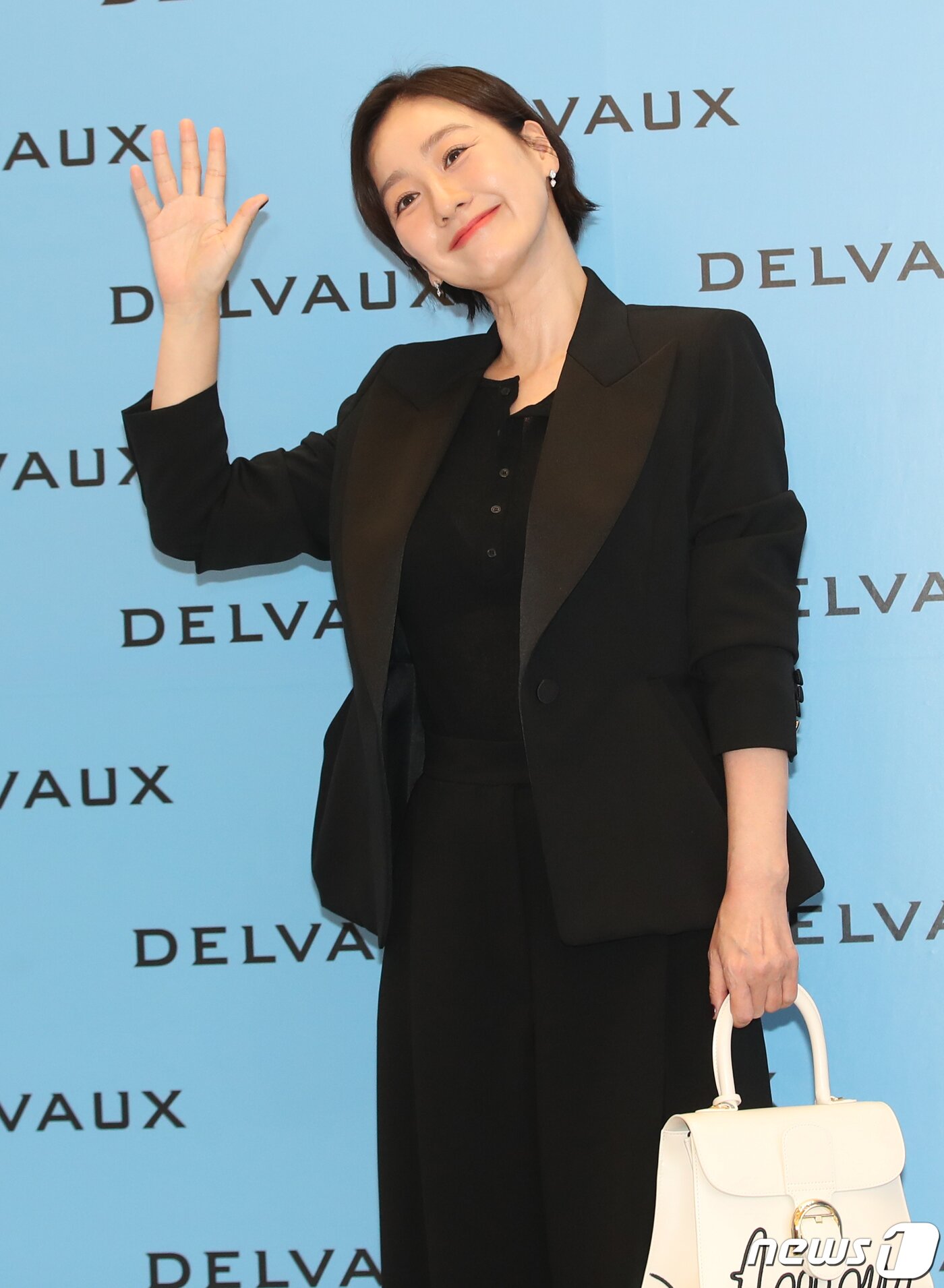 본문 이미지 - 배우 이미연이 18일 오전 서울 강남구 신세계백화점에서 열린 한 포토 행사에서 손 인사를 하고 있다. ⓒ News1 권현진 기자