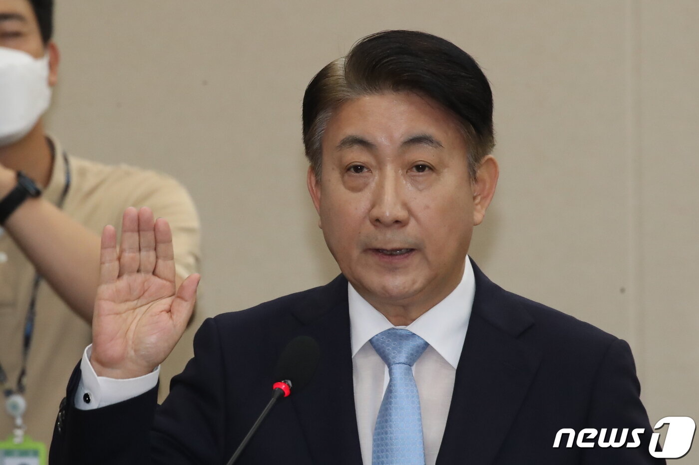 본문 이미지 - 이동관 방송통신위원장 후보자가 18일 오전 서울 여의도 국회 과학기술정보방송통신위원회에서 열린 인사청문회에 출석해 선서하고 있다. 2023.8.18/뉴스1 ⓒ News1 황기선 기자