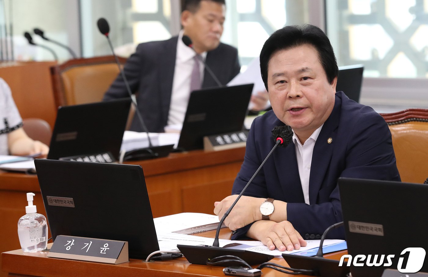 본문 이미지 - 강기윤 국민의힘 간사가 18일 오후 서울 여의도 국회에서 열린 보건복지위원회 전체회의에서 제2법안심사소위원장으로 선출되고 발언을 하고 있다. 2023.8.18/뉴스1 ⓒ News1 임세영 기자