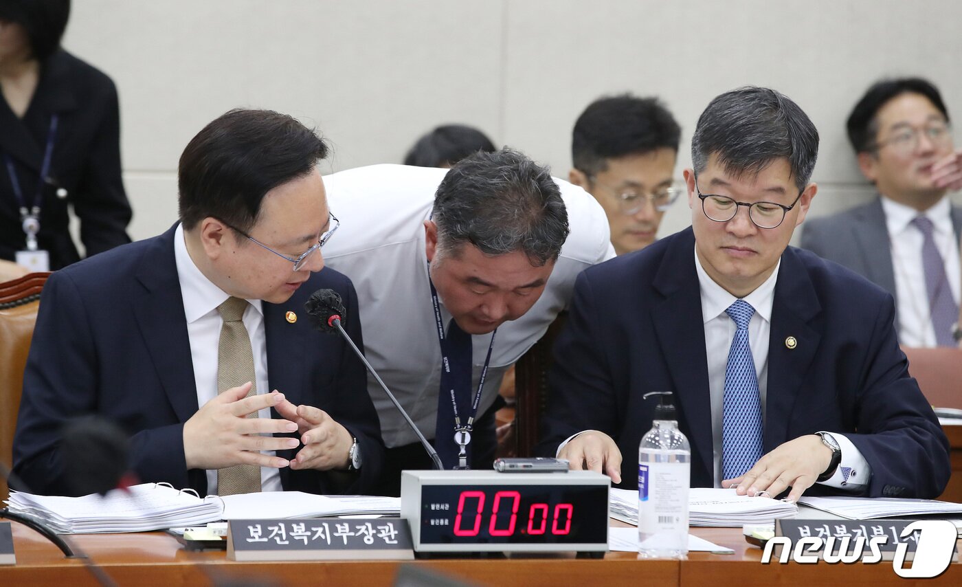 본문 이미지 - 조규홍 보건복지부 장관(왼쪽)이 18일 오전 서울 여의도 국회에서 열린 보건복지위원회 전체회의에서 관계자와 이야기를 나누고 있다. 2023.8.18/뉴스1 ⓒ News1 임세영 기자