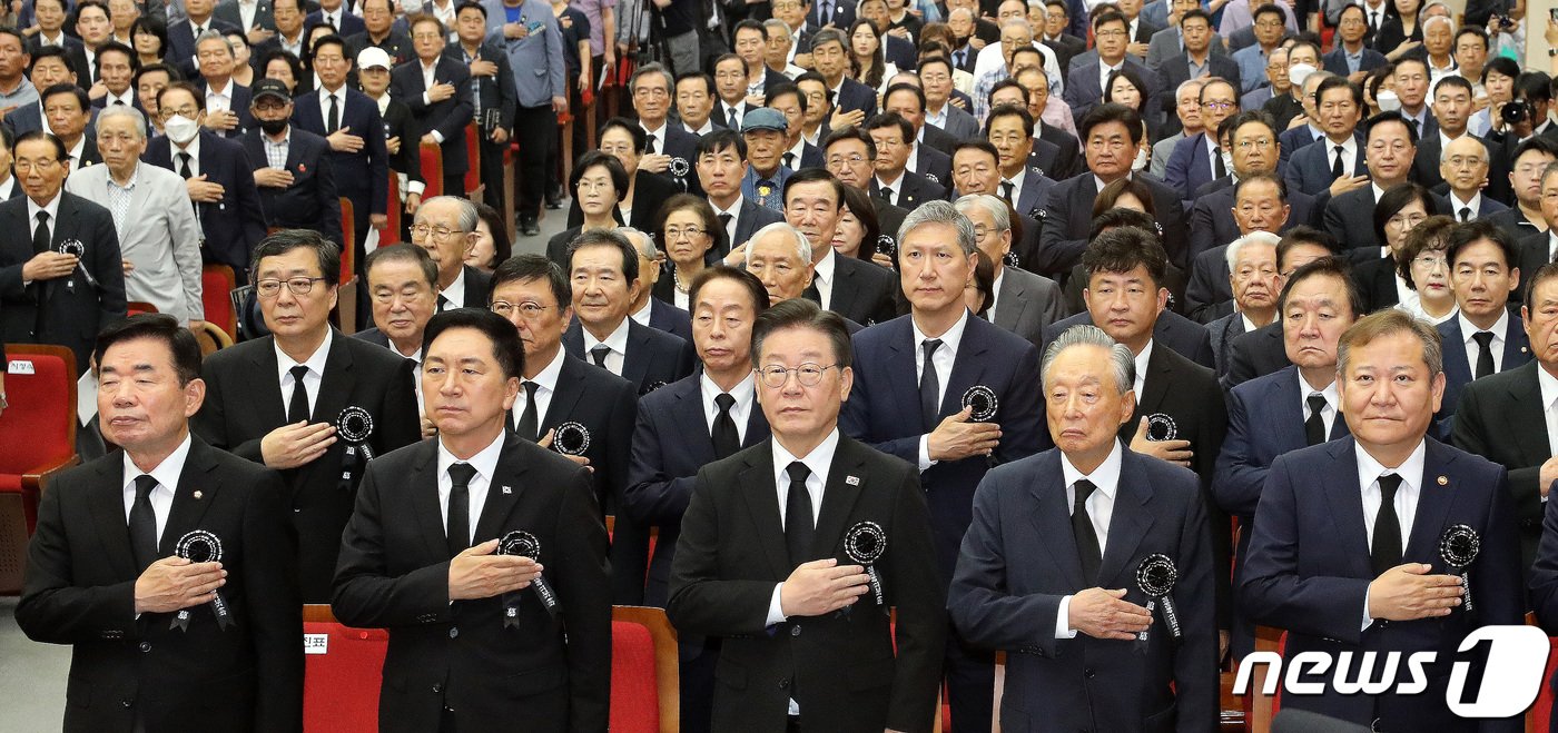 본문 이미지 - 2023년 8월 18일 오전 서울 동작구 국립서울현충원 현충관에서 열린 고(故) 김대중 전 대통령 서거 14주기 추도식에 참석한 김기현 국민의힘 대표, 이재명 더불어민주당 대표, 권노갑 김대중재단 이사장, 전직 대통령들 자제인 박지만·김현철·노재헌·노건호 씨 등이 국민의례를 하고 있다. 앞줄 왼쪽부터 김진표 국회의장, 김기현 대표, 이재명 대표, 권노갑 김대중재단 이사장, 이상민 행정안전부 장관. 2023.8.18/뉴스1 ⓒ News1 박지혜 기자
