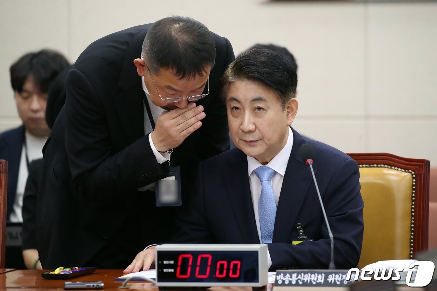 본문 이미지 - 이동관 방송통신위원장 후보자가 18일 오전 서울 여의도 국회 과학기술정보방송통신위원회에서 열린 인사청문회에 출석해 관계자와 대화를 나누고 있다. 2023.8.18/뉴스1 ⓒ News1 황기선 기자