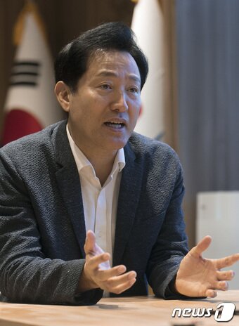 본문 이미지 - 오세훈 서울시장이 18일 서울 중구 세종대로 서울특별시청 집무실에서 뉴스1과 인터뷰를 갖고 있다. 2023.8.18/뉴스1 ⓒ News1 이동해 기자