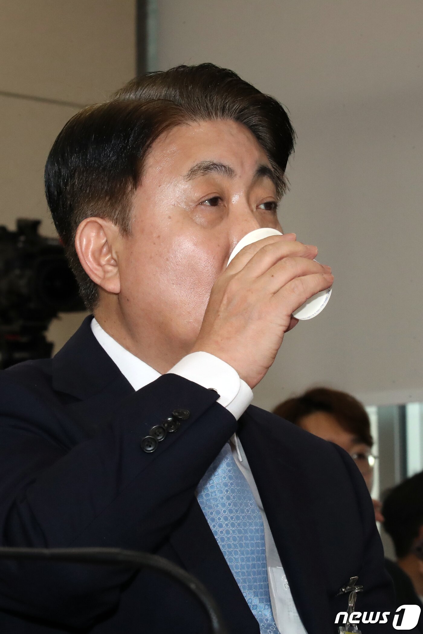 본문 이미지 - 이동관 방송통신위원장 후보자가 18일 오전 서울 여의도 국회 과학기술정보방송통신위원회에서 열린 인사청문회에 출석해 물을 마시고 있다. 2023.8.18/뉴스1 ⓒ News1 황기선 기자
