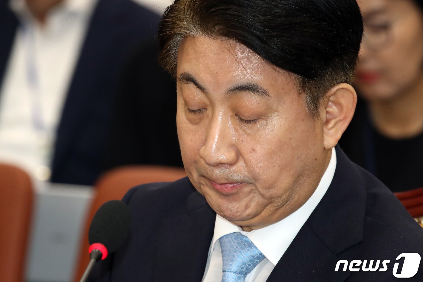 본문 이미지 - 이동관 방송통신위원장 후보자가 18일 오전 서울 여의도 국회 과학기술정보방송통신위원회에서 열린 인사청문회에 출석해 생각에 잠겨 있다. 2023.8.18/뉴스1 ⓒ News1 황기선 기자
