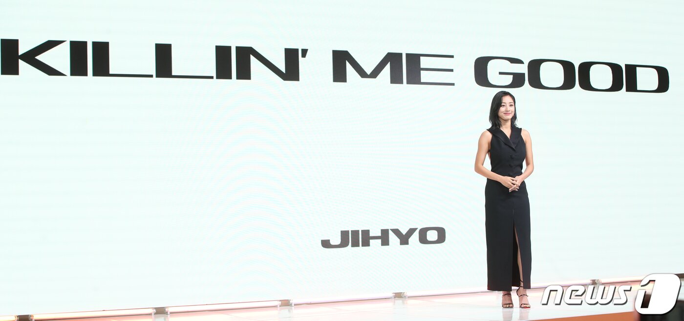 본문 이미지 - 트와이스(TWICE) 지효가 18일 서울시 영등포구 페어몬트 앰배서더 서울에서 가진 첫 번째 솔로 미니앨범 ‘존(ZONE)’ 기자간담회에서 포즈를 취하고 있다.  ⓒ News1 권현진 기자