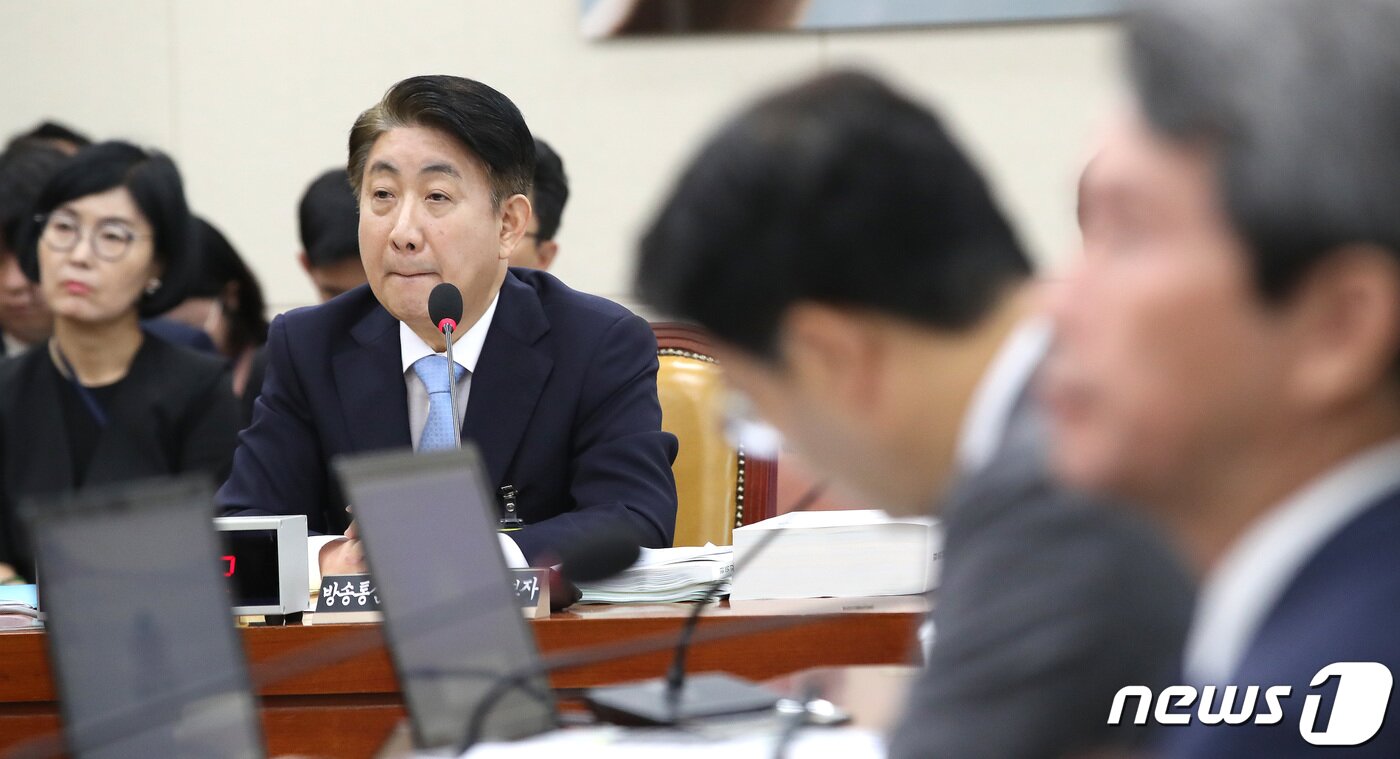 본문 이미지 - 이동관 방송통신위원장 후보자가 18일 오전 서울 여의도 국회 과학기술정보방송통신위원회에서 열린 인사청문회에서 의원들의 질의를 경청하고 있다. 2023.8.18/뉴스1 ⓒ News1 임세영 기자