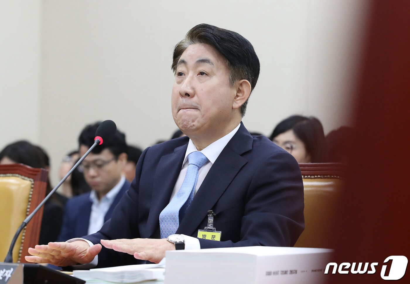 본문 이미지 - 이동관 방송통신위원장 후보자가 18일 오전 서울 여의도 국회 과학기술정보방송통신위원회에서 열린 인사청문회에서 의원들의 질의를 경청하고 있다. 2023.8.18/뉴스1 ⓒ News1 임세영 기자