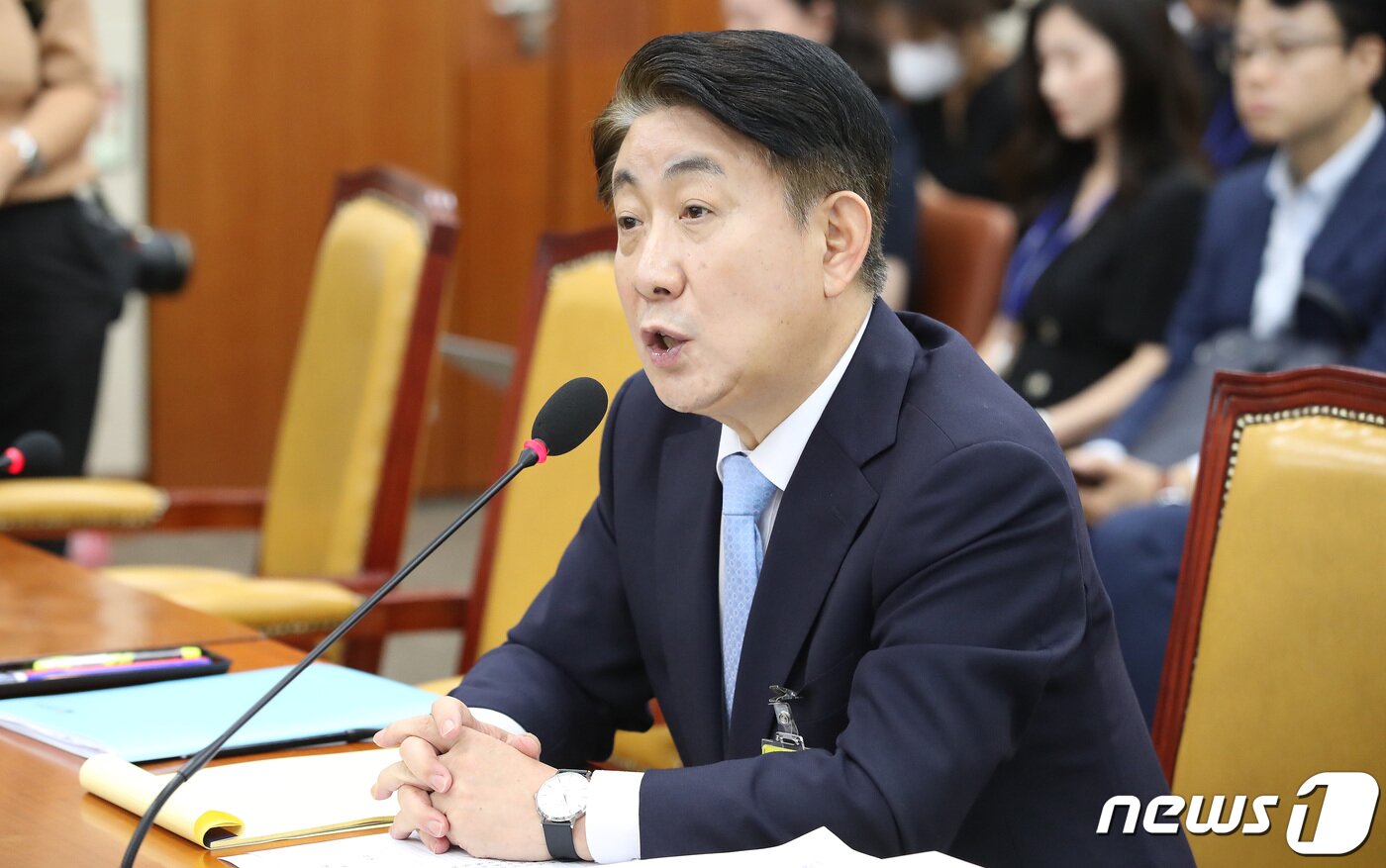 본문 이미지 - 이동관 방송통신위원장 후보자가 18일 오전 서울 여의도 국회 과학기술정보방송통신위원회에서 열린 인사청문회에서 의원들의 질의에 답하고 있다. 2023.8.18/뉴스1 ⓒ News1 임세영 기자