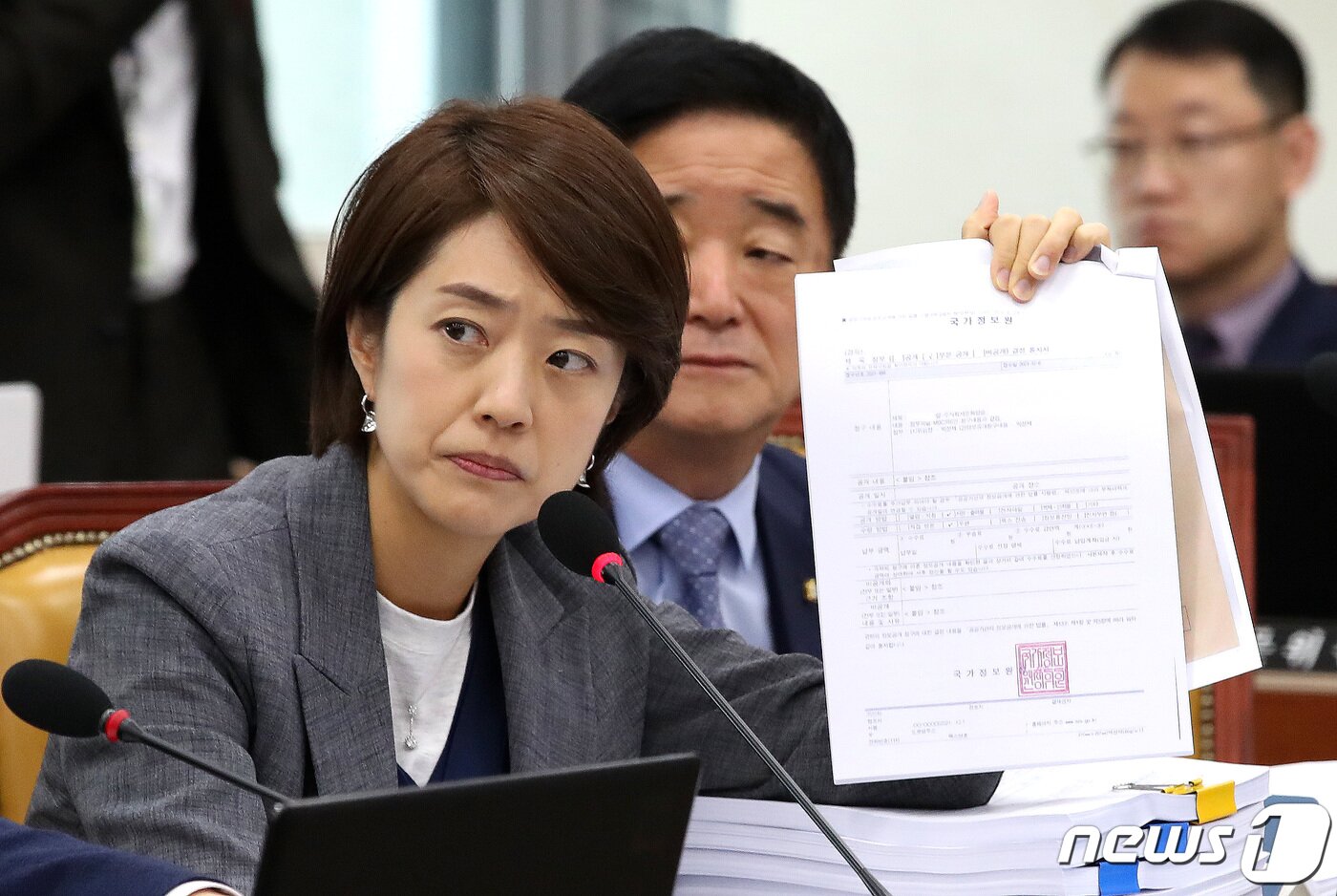 본문 이미지 - 고민정 더불어민주당 의원이 18일 오전 서울 여의도 국회 과학기술정보방송통신위원회에서 열린 이동관 방송통신위원장 후보자 인사청문회에서 국정원 문건을 공개하며 질의를 하고 있다. 2023.8.18/뉴스1 ⓒ News1 임세영 기자