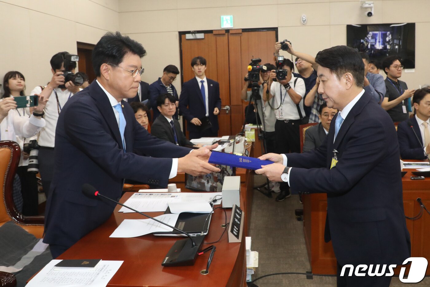 본문 이미지 - 이동관 방송통신위원장 후보자가 18일 오전 서울 여의도 국회 과학기술정보방송통신위원회에서 열린 인사청문회에 출석해 장제원 위원장에게 선서문을 전달하고 있다. 2023.8.18/뉴스1 ⓒ News1 황기선 기자