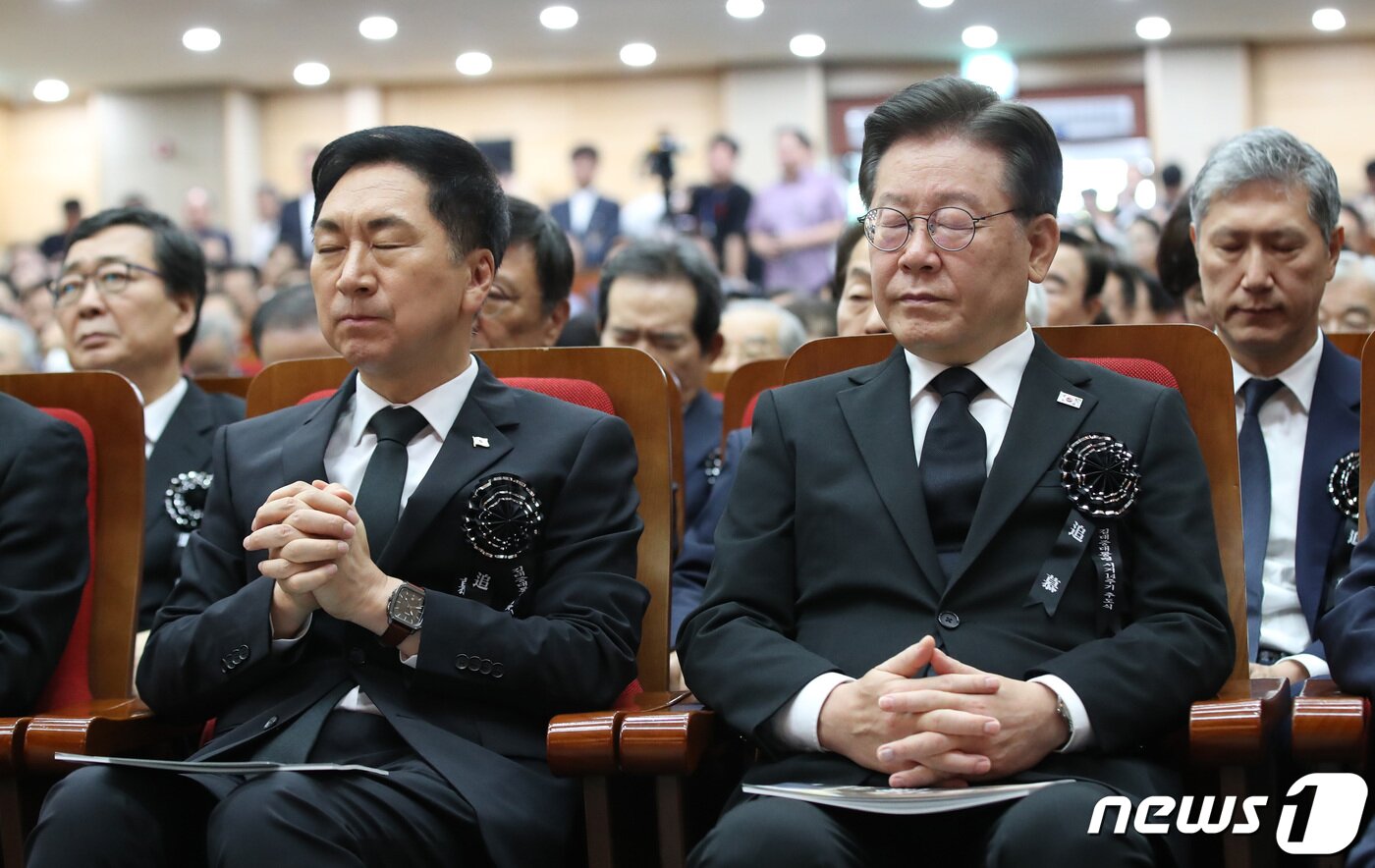 본문 이미지 - 지난 8월18일 오전 서울 동작구 국립서울현충원 현충관에서 열린 고(故) 김대중 전 대통령 서거 14주기 추도식에 김기현 국민의힘 대표, 이재명 더불어민주당 대표가 참석하고 있다./뉴스1 ⓒ News1 박지혜 기자