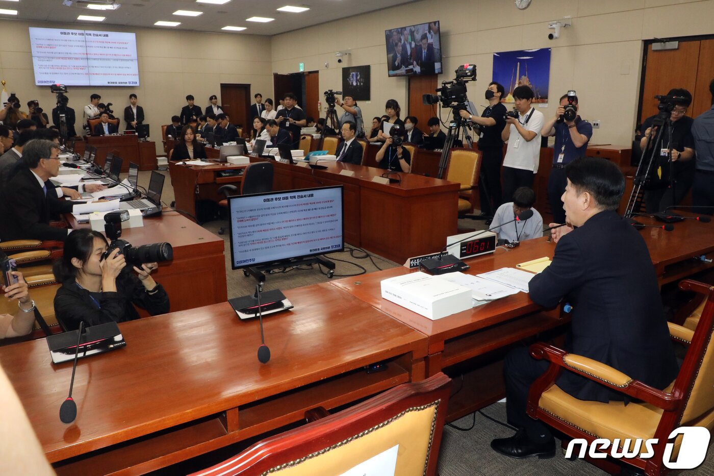 본문 이미지 - 이동관 방송통신위원장 후보자가 18일 오전 서울 여의도 국회 과학기술정보방송통신위원회에서 열린 인사청문회에 출석해 의원 질의에 답하고 있다. 2023.8.18/뉴스1 ⓒ News1 황기선 기자