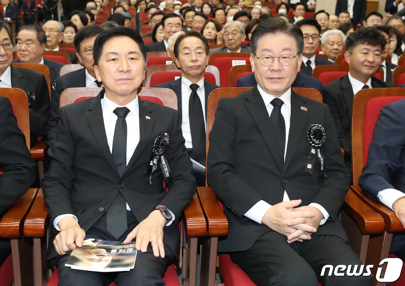 18일 오전 서울 동작구 국립서울현충원 현충관에서 열린 고&#40;故&#41; 김대중 전 대통령 서거 14주기 추도식에 김기현 국민의힘 대표와 이재명 더불어민주당 대표가 참석하고 있다. 2023.8.18/뉴스1 ⓒ News1 박지혜 기자