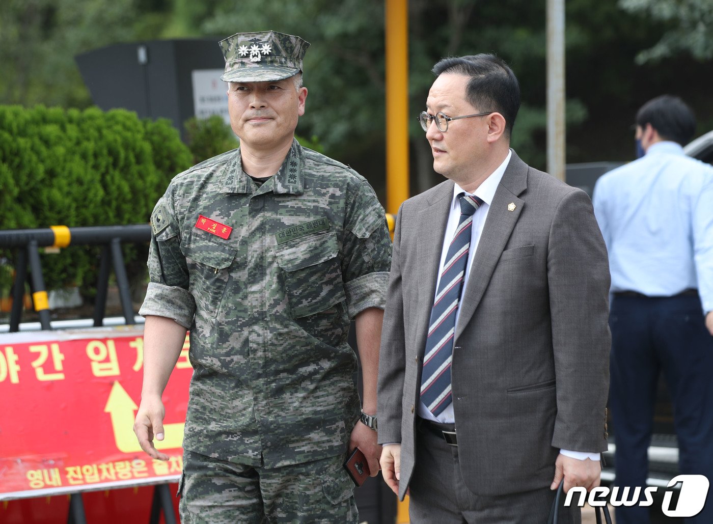 호우 실종자 수색 중 순직한 해병대원 사건을 수사한 박정훈 전 해병대 수사단장&#40;대령&#41;과 김경호 변호사가 지난해 8월 경기 화성시 해병대사령부에서 열린 징계위원회에 출석하고 있다. 김 변호사는 현재 이용민 해병1사단 포병여단 포7대대장의 변호를 맡고 있다. 2023.8.18/뉴스1 ⓒ News1 김영운 기자