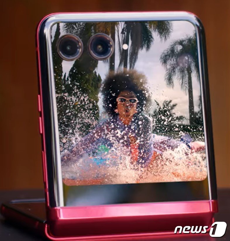 본문 이미지 - 모토로라 최신 폴더블&#40;화면이 접히는&#41; 스마트폰 &#39;레이저40 울트라&#39; &#40;모토로라 US 인스타그램 갈무리&#41;