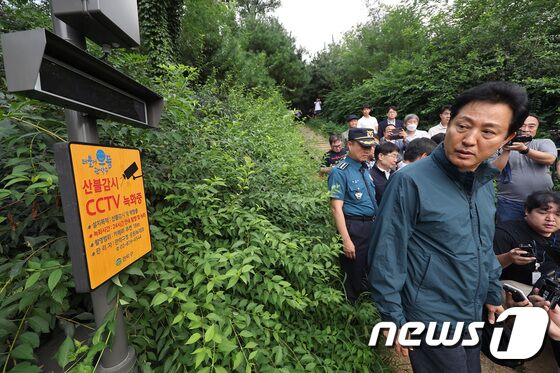 오세훈 서울시장이 18일 오후 성폭행 사건이 일어난 서울 관악구 신림동 소재 야산 등산로를 찾아 근처 CCTV 위치를 확인하고 있다. (공동취재) 2023.8.18/뉴스1 © News1 이동해 기자