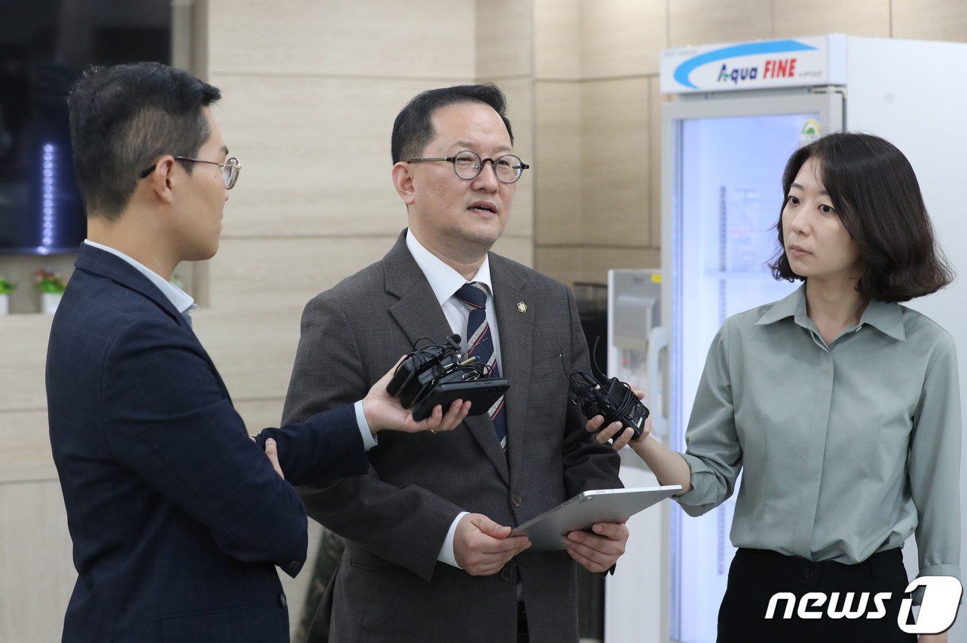 (화성=뉴스1) 김영운 기자 = 김경호 변호사가 18일 오후 경기 화성시 해병대사령부에서 열린 박정훈 전 해병대 수사단장(대령)의 징계위원회를 마치고 나와 취재진의 질문에 답하고 …