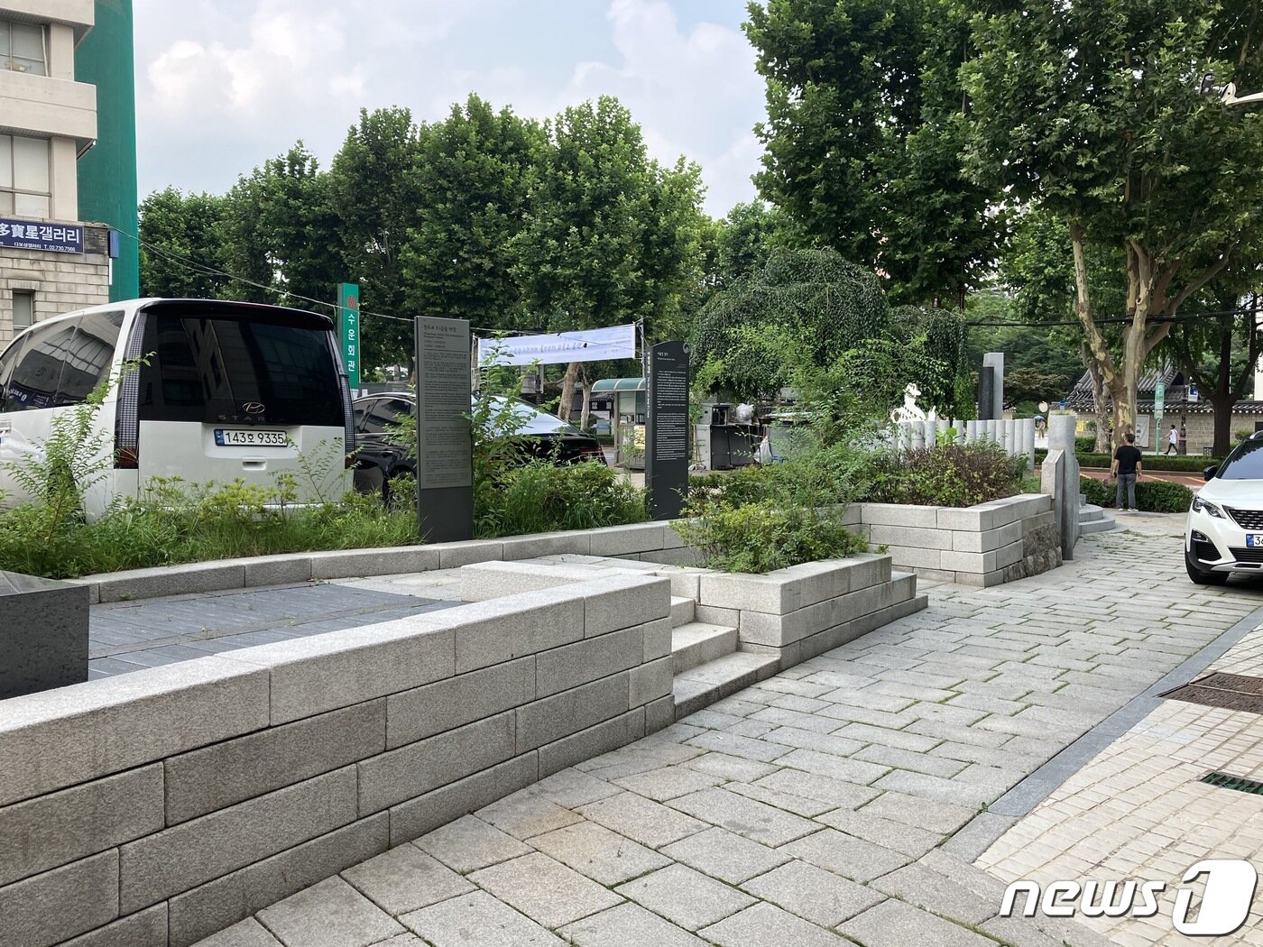 본문 이미지 - 이종일 집터. 천도교중앙대교당에서 인사동으로 들어가는 샛길에 안내판이 있어 눈에 잘 띄지 않는다. 2023.8.14. ⓒ News1 김기성 기자