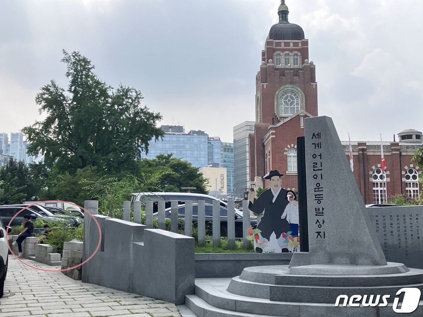 본문 이미지 - 이종일 집터에서 30대 남성 2명이 담배를 피우고 있다. 2023.8.14. ⓒ News1 김기성 기자
