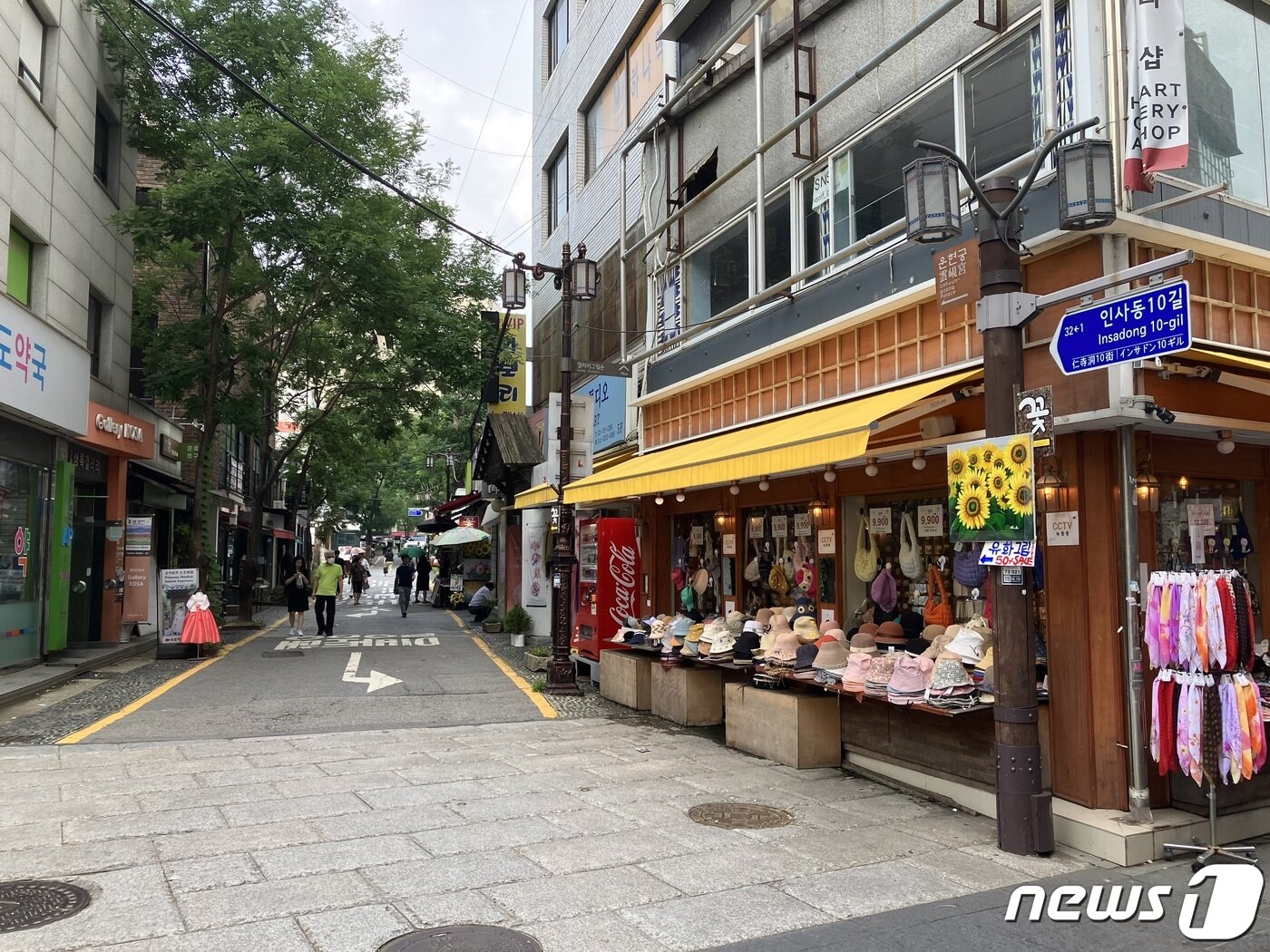 본문 이미지 - 민병옥 가옥과 천도교중앙대교당으로 가는 인사동 골목. 두 사적의 위치를 안내하는 이정표가 따로 없다. 2023.8.13. ⓒ News1 김기성 기자