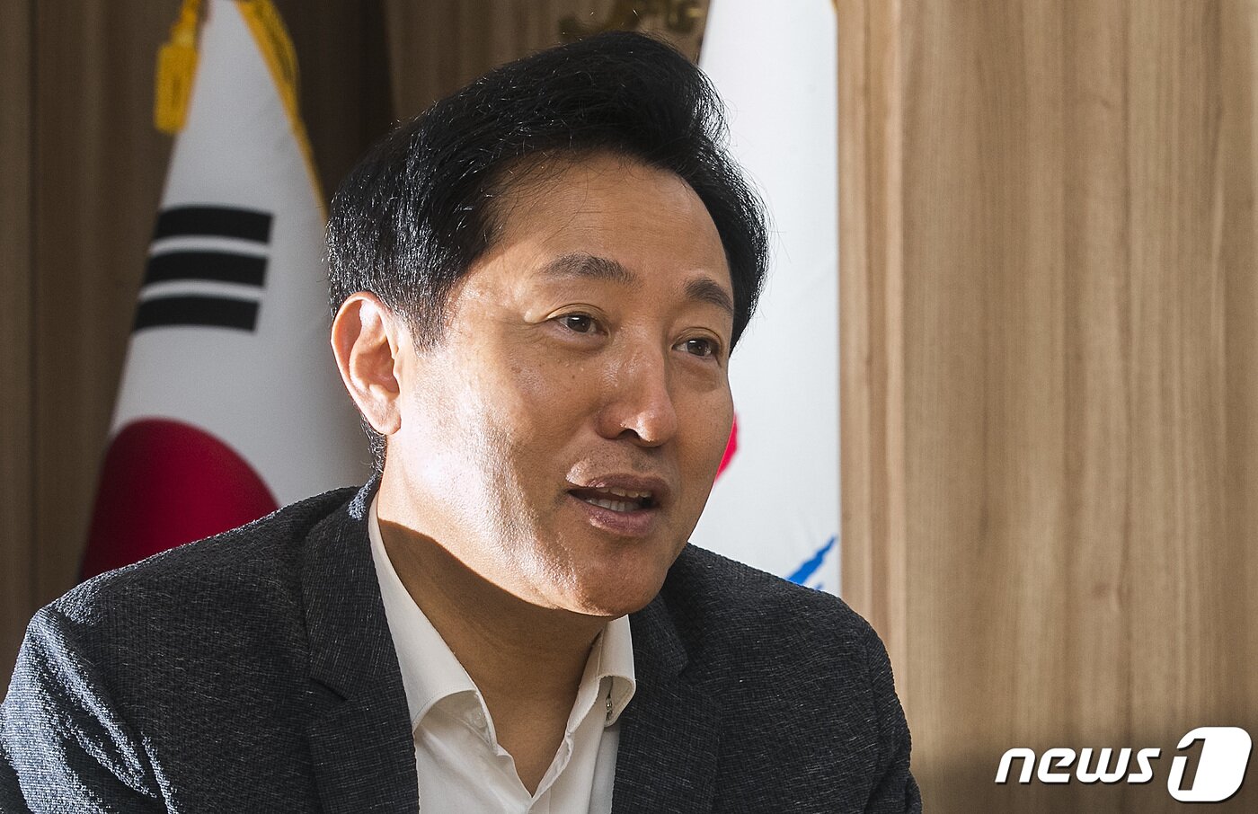 본문 이미지 - 오세훈 서울시장이 18일 서울 중구 세종대로 서울특별시청 집무실에서 뉴스1과 인터뷰를 갖고 있다. 2023.8.18/뉴스1 ⓒ News1 이동해 기자
