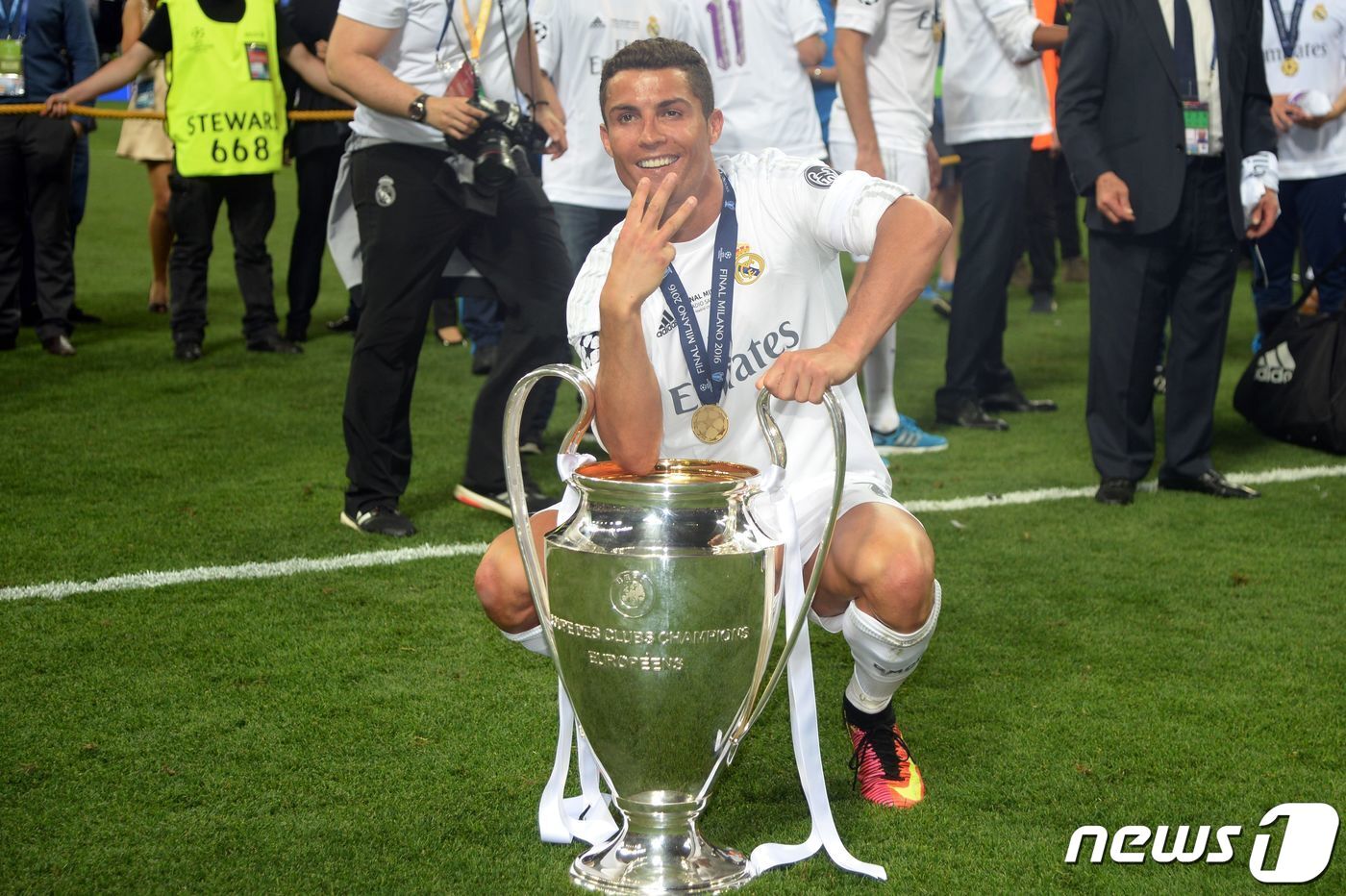 본문 이미지 - UCL 우승 후의 호날두ⓒ AFP=뉴스1