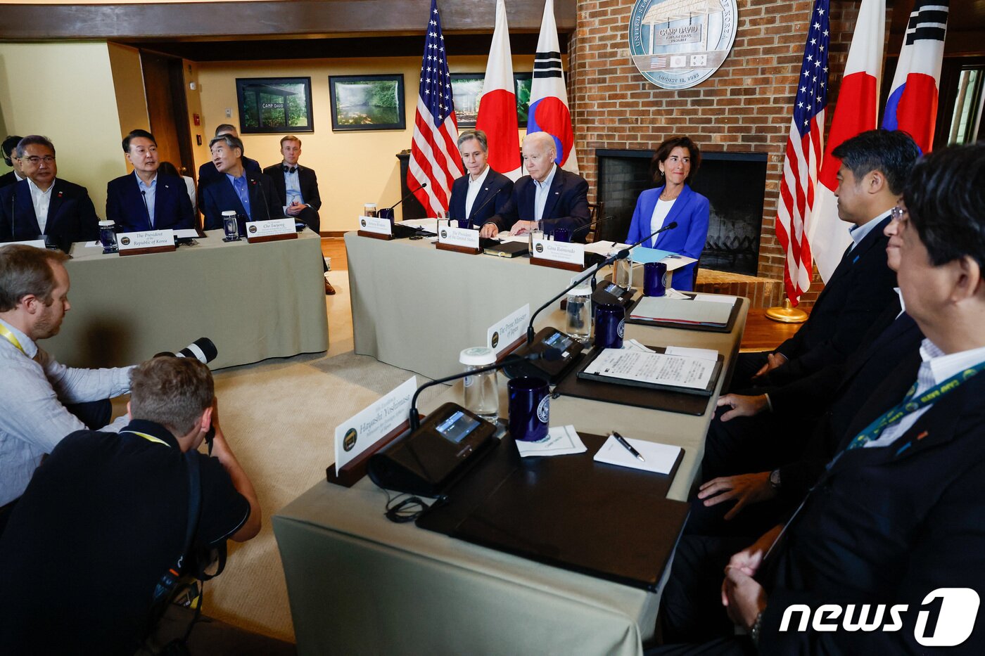 본문 이미지 - 윤석열 대통령과 조 바이든 미국 대통령, 기시다 후미오 일본 총리가 18일(현지시간) 오전 미국 워싱턴DC 인근 대통령 별장인 캠프 데이비드(Camp David) 내 로렐 로지(Laurel Lodge)에서 한미일 정상회의를 개최하고 있다. ⓒ 로이터=뉴스1 ⓒ News1 정지형 기자