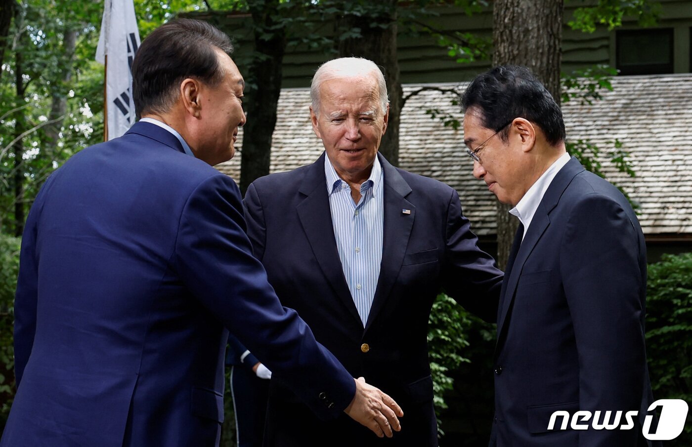 본문 이미지 - 윤석열 대통령과 조 바이든 미국 대통령, 기시다 후미오 일본 총리가 18일(현지시간) 오전 미국 워싱턴DC 인근 대통령 별장인 캠프 데이비드(Camp David)에서 한미일 정상회의를 앞두고 인사하고 있다. ⓒ 로이터=뉴스1 ⓒ News1 정지형 기자