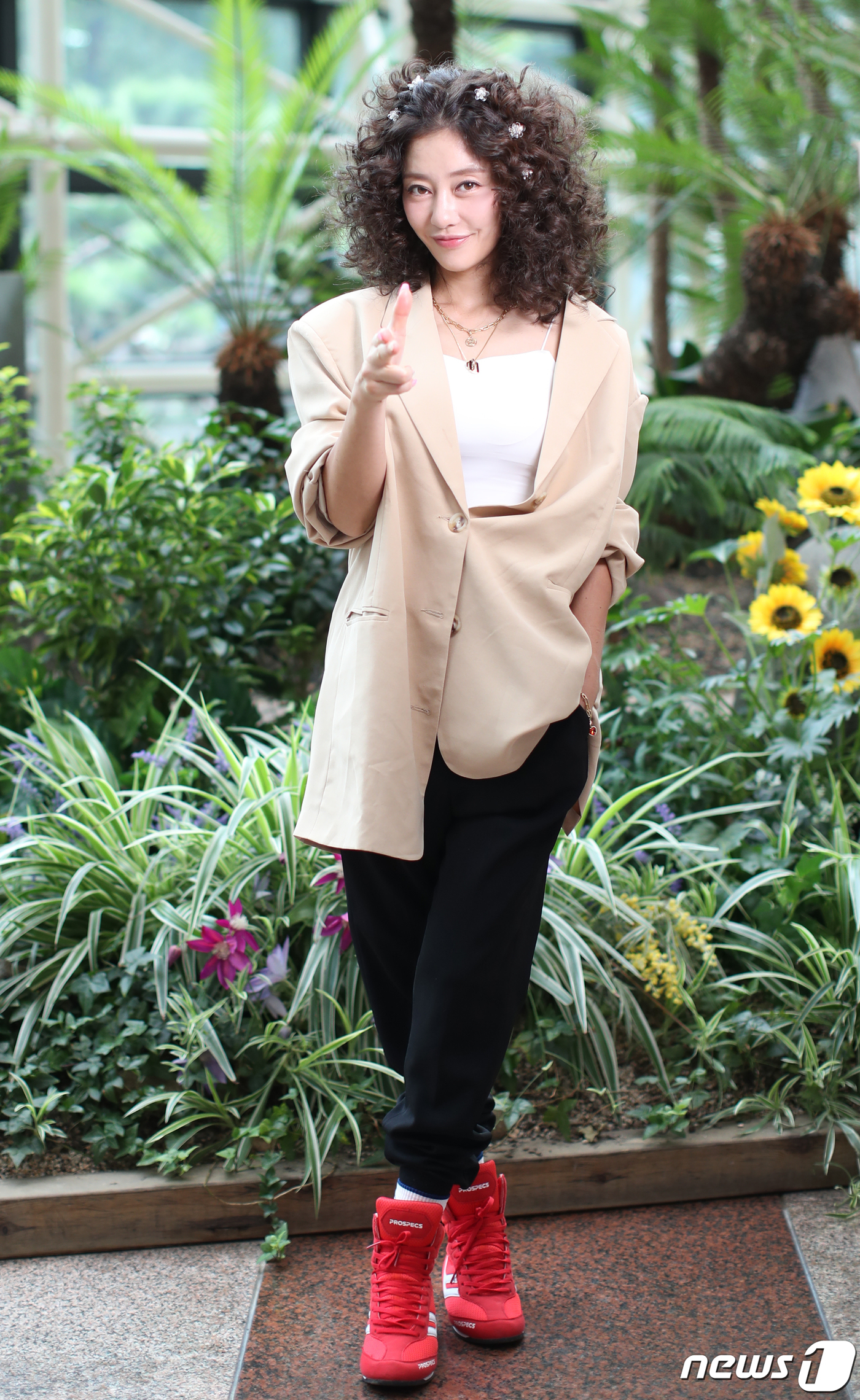 (서울=뉴스1) 권현진 기자 = 가수 겸 연기자 이지현이 서울 종로구 뉴스1 사옥에서 열린 인터뷰에 앞서 포즈를 취하고 있다.그룹 쥬얼리 출신인 이지현은 최근 신곡 '게리롱 푸리롱 …