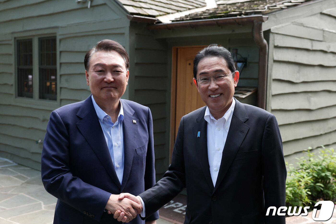 본문 이미지 - 윤석열 대통령과 기시다 후미오 일본 총리가 18일&#40;현지시간&#41; 미국 워싱턴DC 인근 대통령 별장인 캠프 데이비드에서 열린 한일 정상회담에 앞서 손을 잡은 채 기념촬영을 하고 있다. &#40;대통령실 제공&#41; 2023.8.18/뉴스1 ⓒ News1 오대일 기자