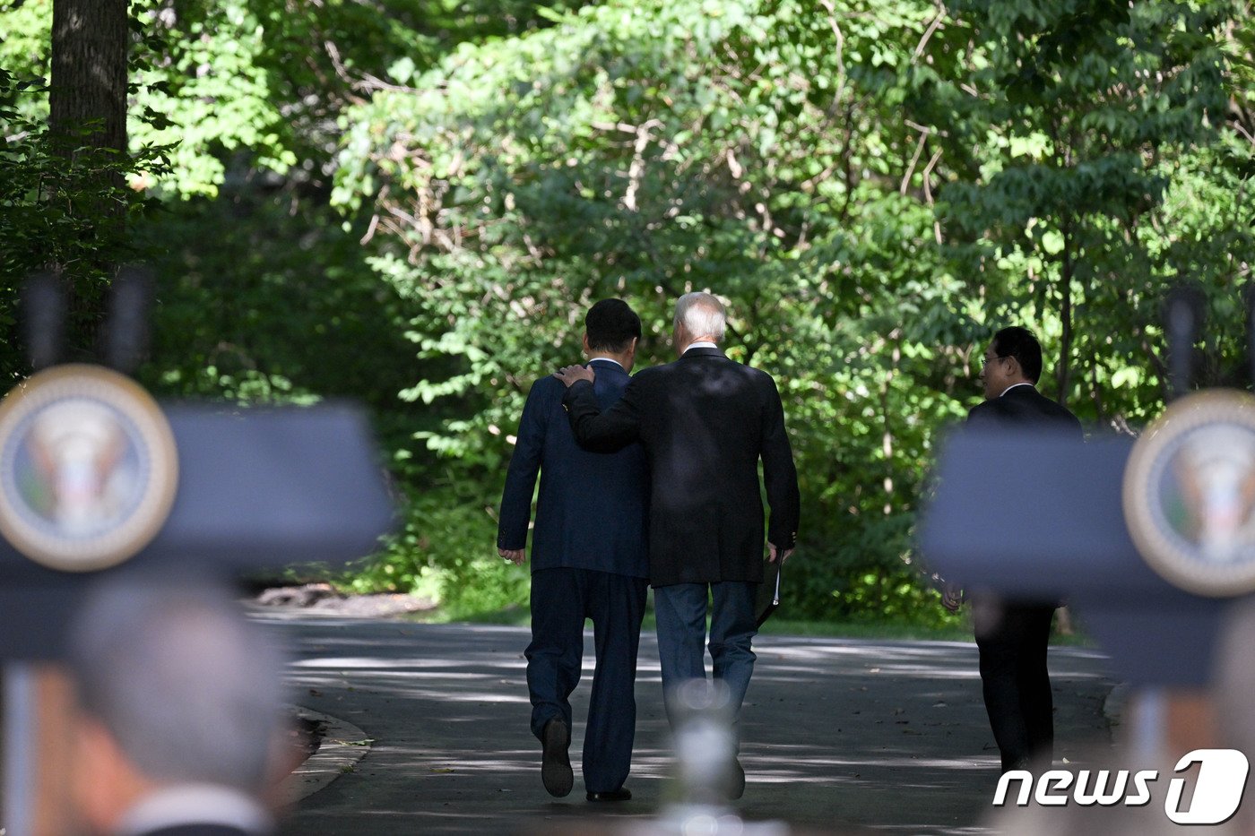 본문 이미지 - 윤석열 대통령과 조 바이든 미국 대통령, 기사다 후미오 일본 총리가 18일(현지시간) 미국 워싱턴DC 인근 대통령 별장인 캠프 데이비드에서 열린 한미일 정상 공동기자회견을 마친 후 이동하고 있다. (대통령실 제공) 2023.8.18/뉴스1 ⓒ News1 오대일 기자
