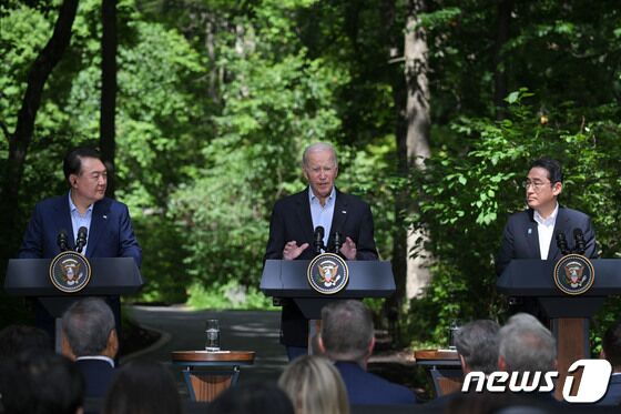 윤석열 대통령과 조 바이든 미국 대통령, 기시다 후미오 일본 총리가 18일(현지시간) 미국 워싱턴DC 인근 대통령 별장인 캠프 데이비드에서 한미일 정상 공동기자회견을 하고 있다. (대통령실 홈페이지) 2023.8.18/뉴스1 © News1 오대일 기자